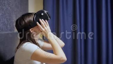 美丽的年轻女子穿着<strong>VR</strong>耳机在卧室和环顾四周。 特写观看<strong>VR</strong>视频..